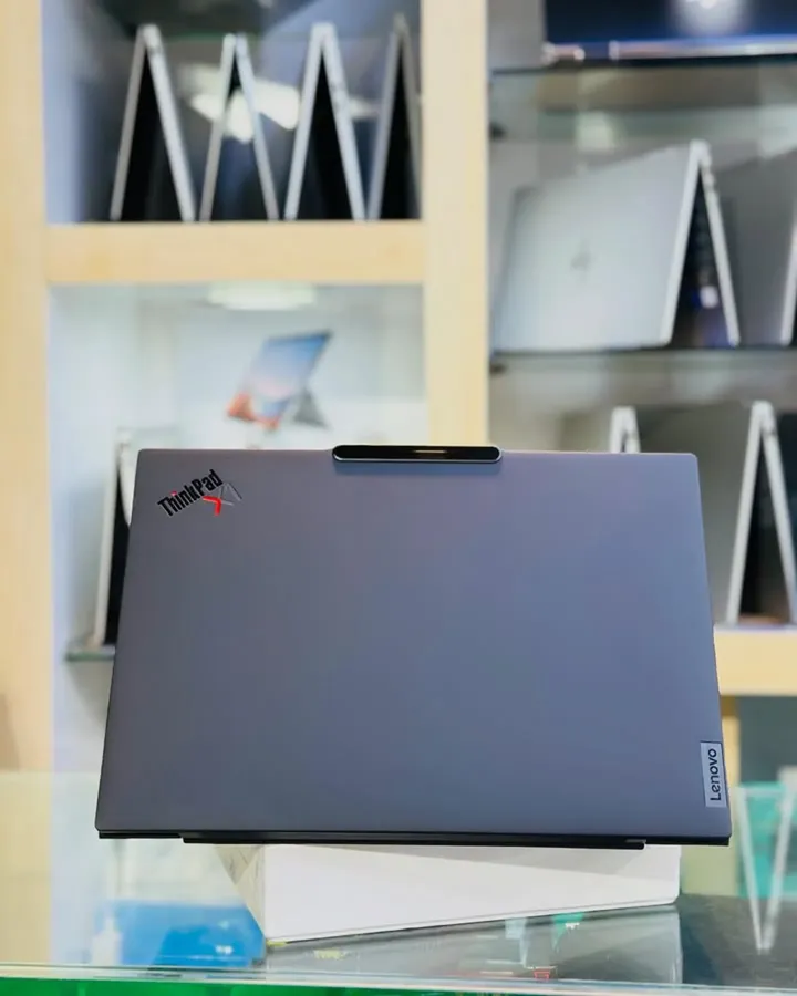 Lenovo ThinkPad X1 Carbon (Gen 11) - Gambar 2