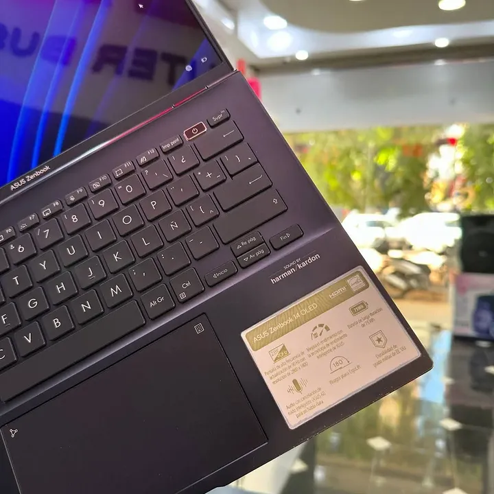 ASUS Zenbook UM3402Y - Gambar 3