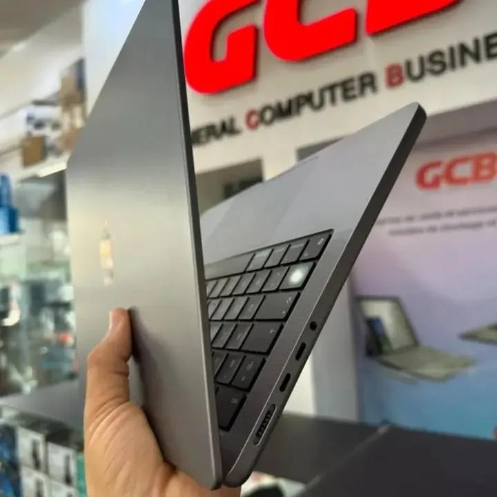 MacBook Pro 2023 14" - Gambar 3