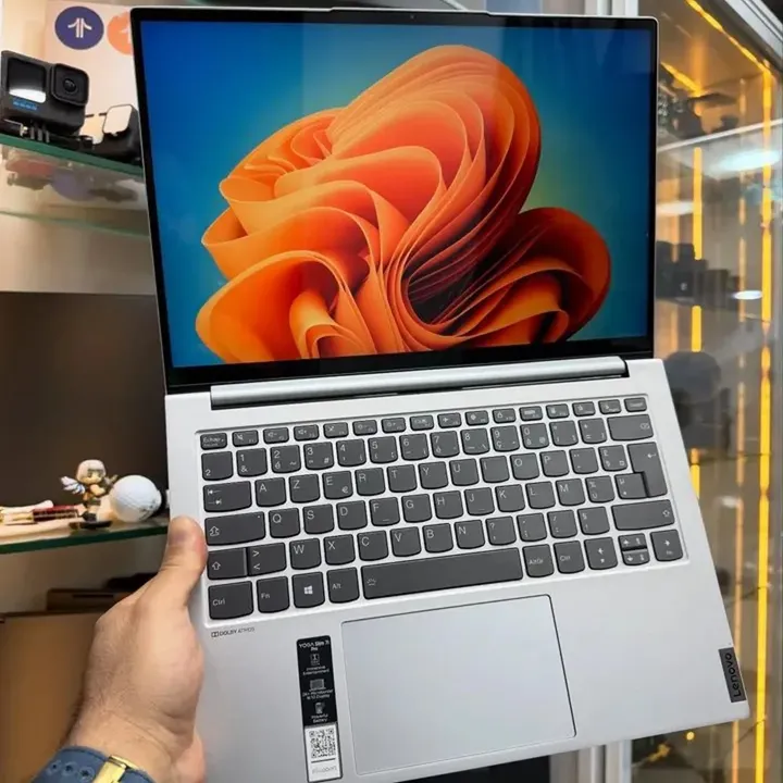 Lenovo Yoga Slim 7i Pro - Gambar 2