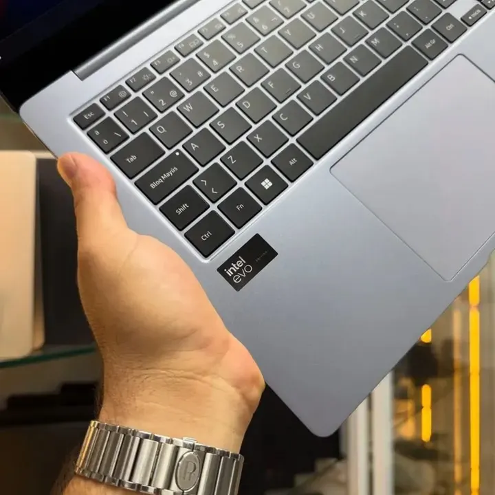 SAMSUNG GalaxyBook 4 Pro - Gambar 3